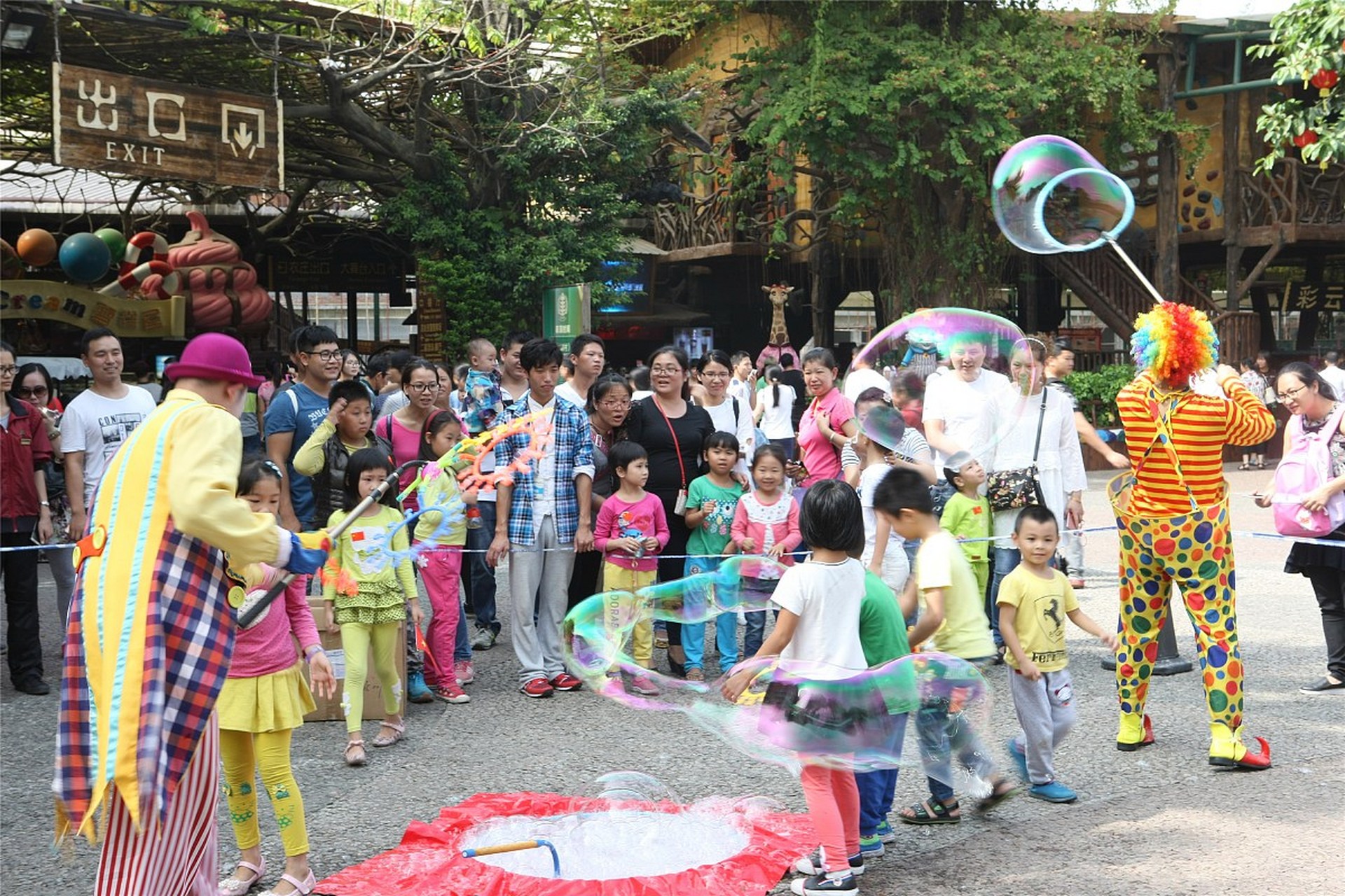 沈阳魔幻泡泡秀-魔术表演公司,集创意,艺术,科技于一体,提供多样化