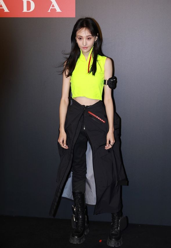 郑爽这是又放大招了?穿透视西装配短裤,这筷子腿实名羡慕