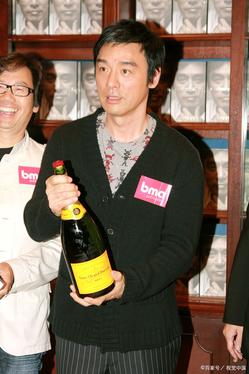 周润发与老友钟镇涛吃路边摊,人均消费40不到,环境简陋丝毫不嫌