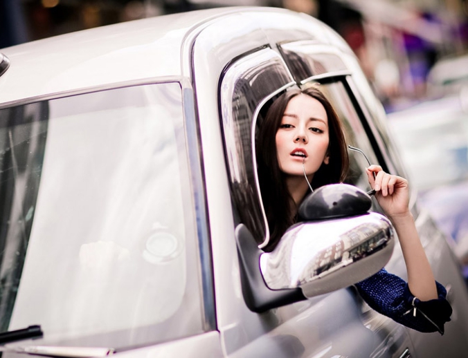 迪丽热巴开车写真照片,眼神轻蔑御姐气质十足