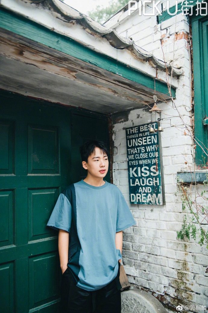 日前,郭德纲儿子郭麒麟两组夏日写真曝光,大片中郭麒麟气质出众,呆萌