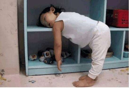 1岁宝宝睡觉姿势很"奇葩",宝妈凑近一看,这脚趾头也太可爱了