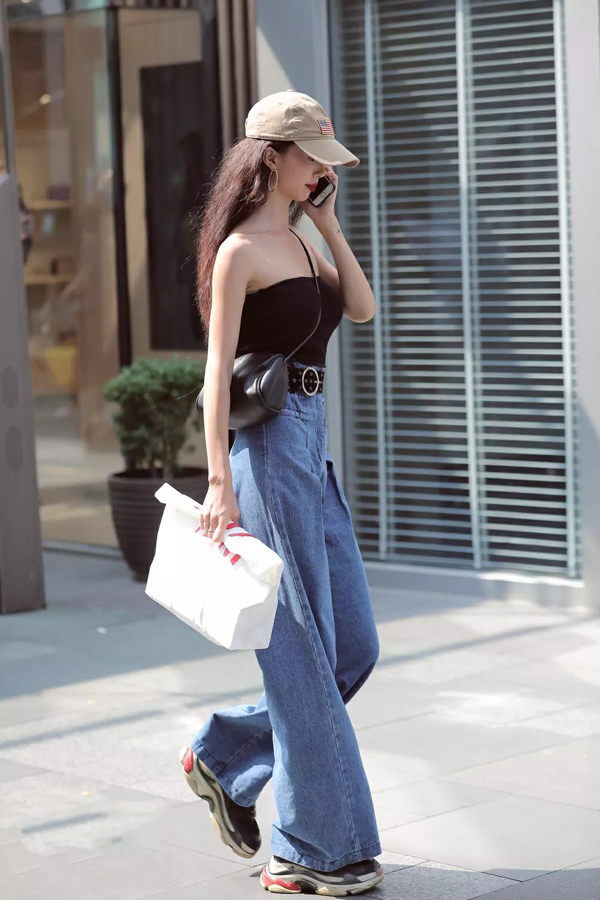 街拍:图4姑娘,露肩上衣显光滑美肌,侧脸迷人,身材更是满分!