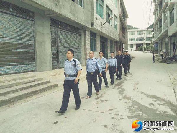 隆回县罗洪镇派出所(干协辅)警国庆假期街头巡逻