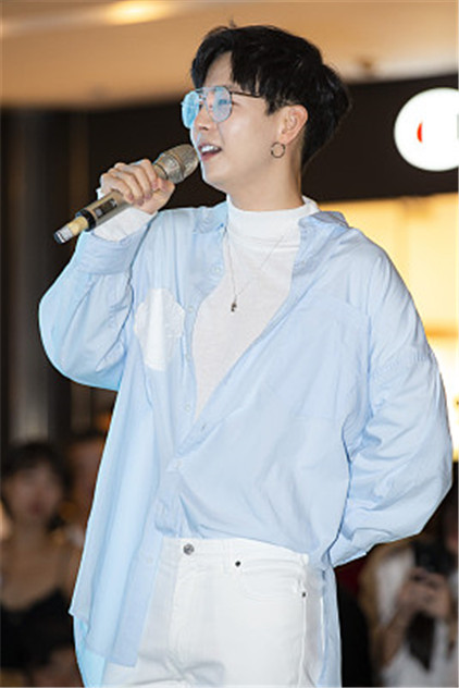 胡夏出席"地球守护者"活动 戴圆框眼镜显儒雅气质