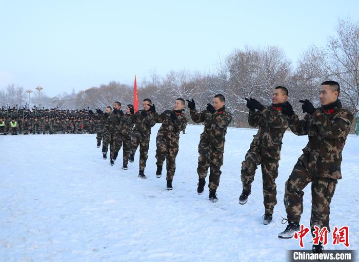 武警野营拉练图片