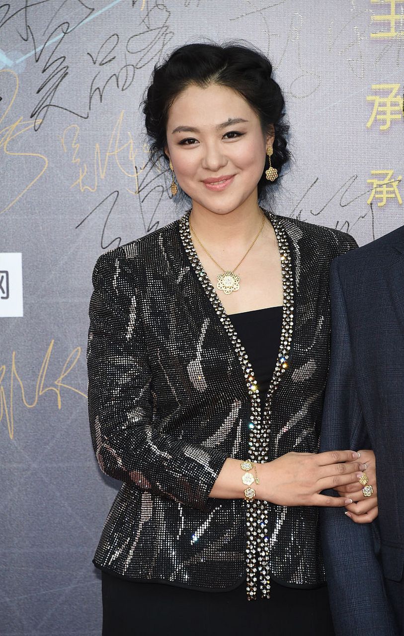 沈傲君:"姐怎么了?家里有什么事儿吗?"  大姐抹着泪说:"你知道吗?