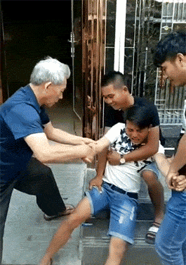 搞笑gif图笑话由漫画八妹编辑1: 大爷你这是接上又拽下来了?