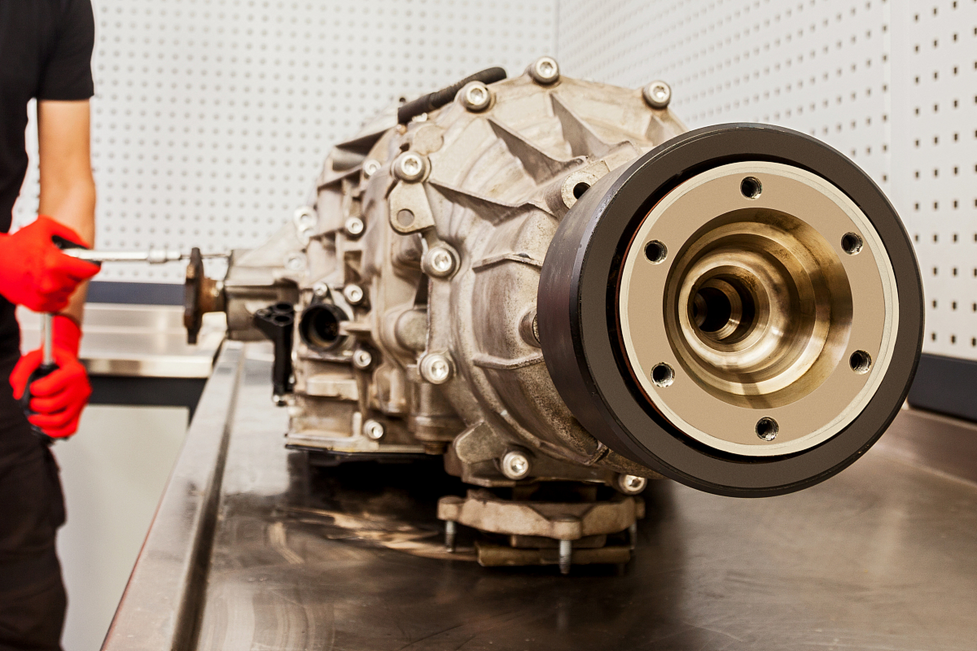 行车制动器是汽车刹车系统的一部分,包括脚刹和手刹.