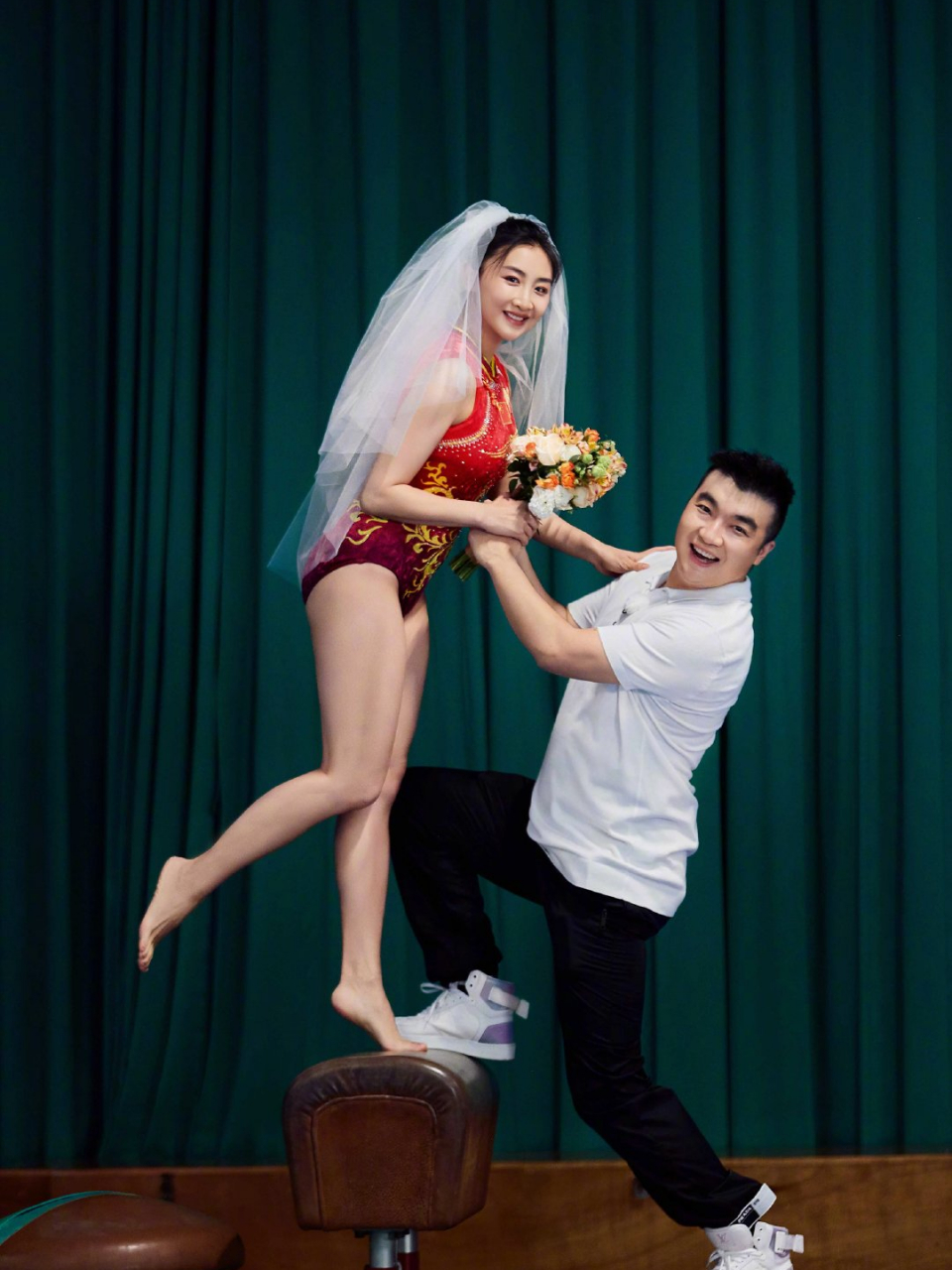 何雯娜梁超奥运婚纱照# 【"蹦床公主"拍摄奥运婚纱照 产后恢复惊人】