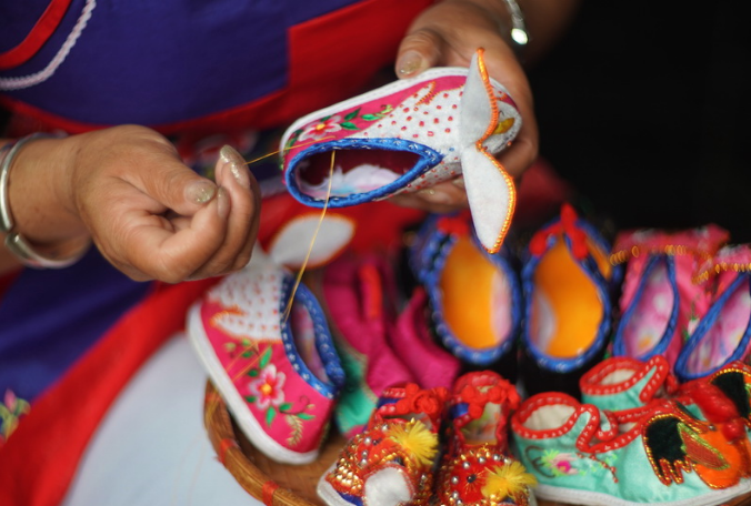 布扎刺绣是剑川的民族乡土文化一部分,主要有头饰,香包,挂件,摆件等多