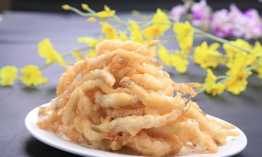 第四种要跟大家介绍的美味叫做干炸银鱼,这种鱼虽然体积非常小,但是