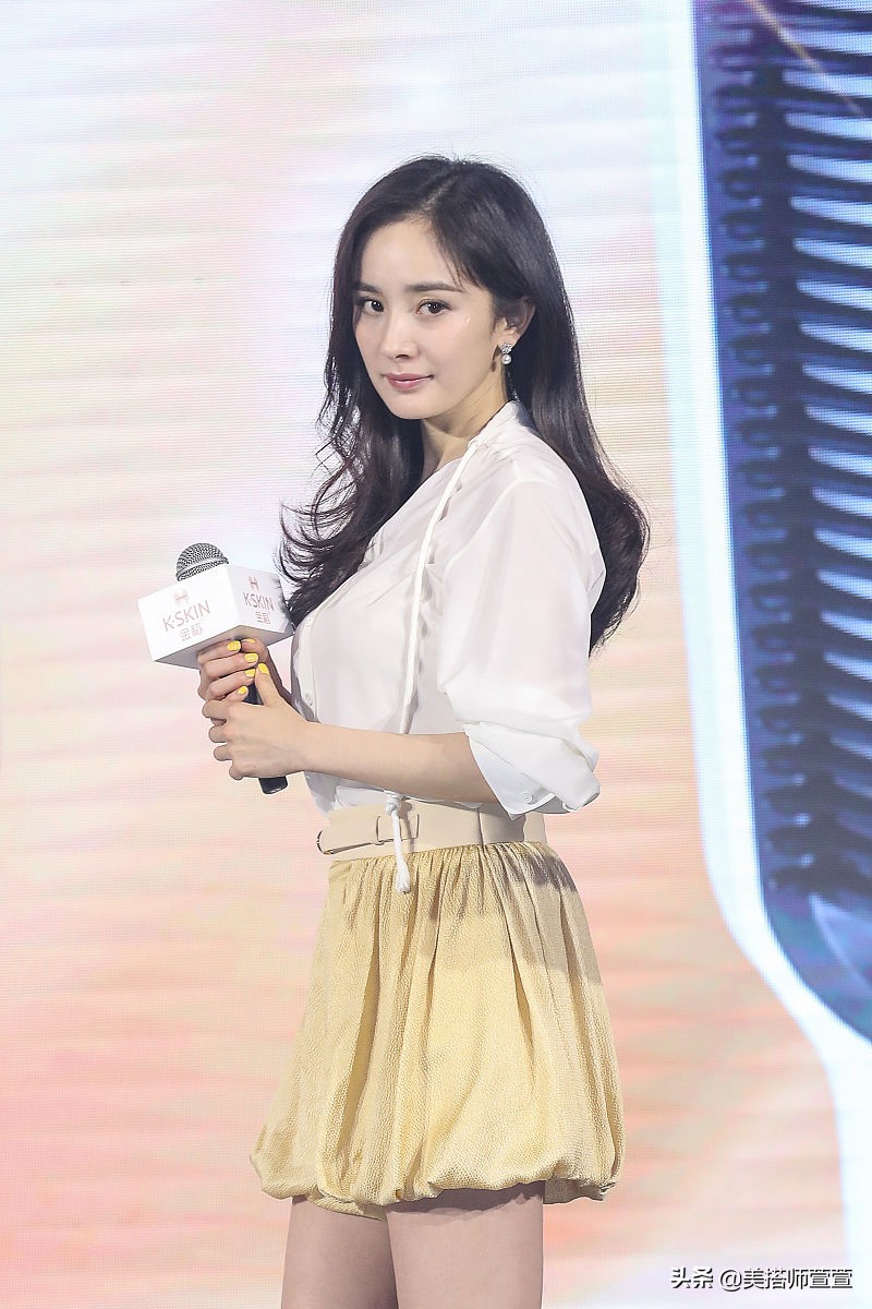 近日,杨幂现身北京参加某活动,身穿简约白色衬衫,下搭黄色灯笼短款