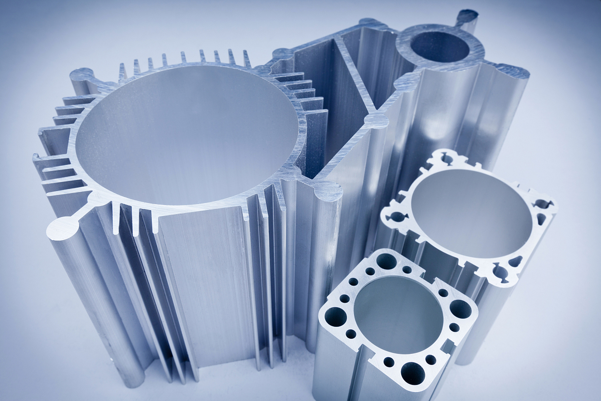 99铝挤压工艺的优势  铝挤压工艺是一种特殊的加工工艺,其优势主要