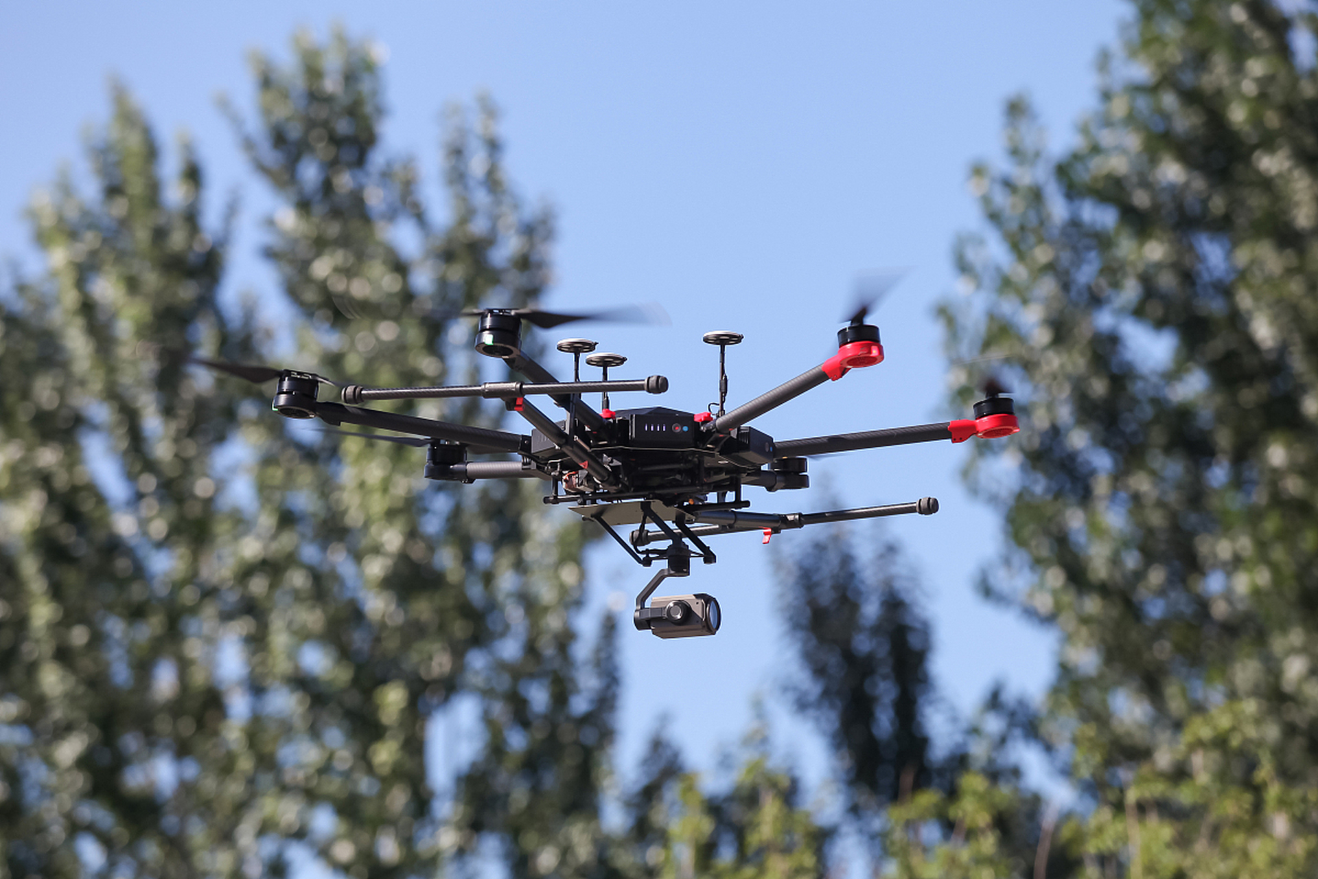 玉溪警方利用警用无人机与地面交警构建空地一体巡逻防控网,无人机