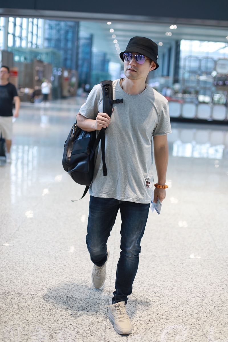 严屹宽街拍:t恤牛仔裤卡其色休闲鞋简约有范