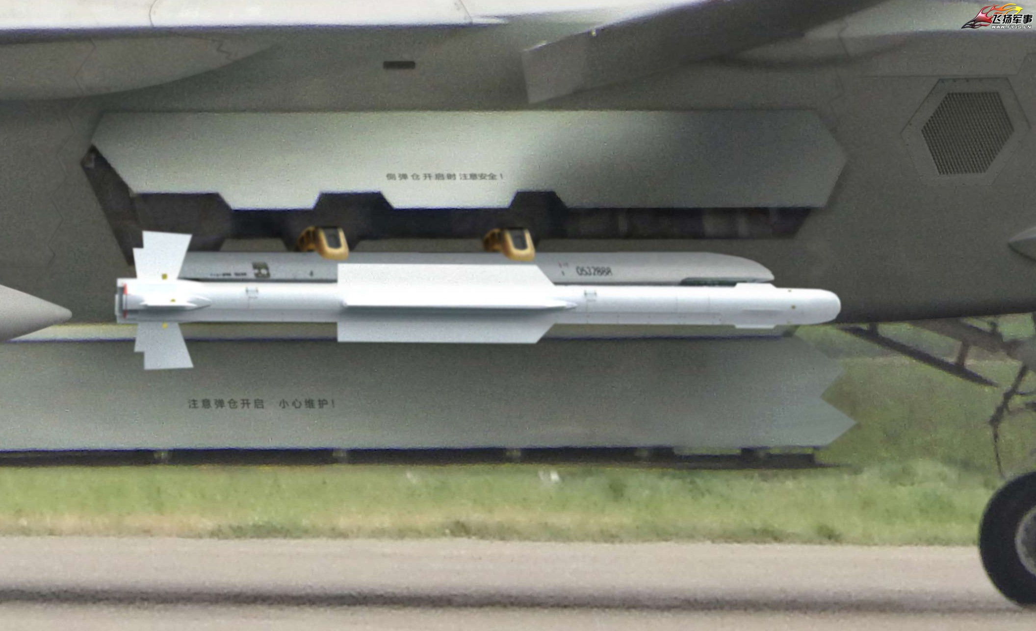 歼20侧弹舱高清曝光,距离之近连舱盖上的字都可以看清楚