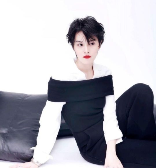 邢恩的这个扮相还是比较女装化的,感觉就是那种气场强大的御姐风范