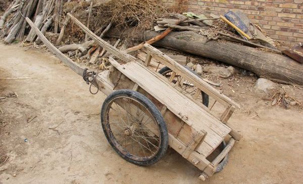 农村的木车现在已经完全消失,被电动车取代了