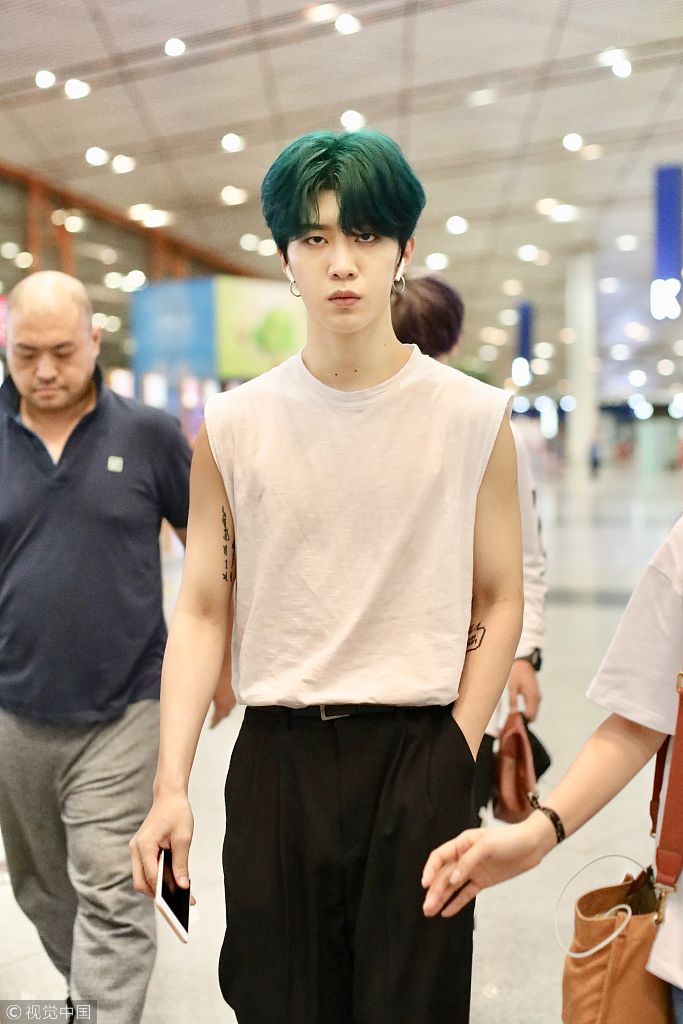 漫画走出来的?范丞丞"头顶绿"暴瘦似纸片人 斜眼睥睨镜头超屌