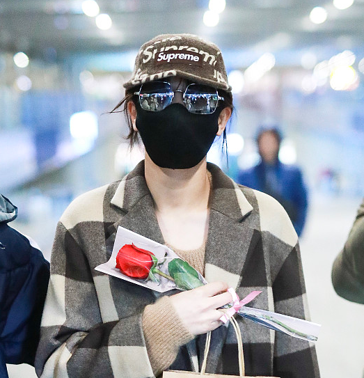 迪丽热巴穿格纹大衣潮范十足,化身蒙面girl获粉丝送玫瑰花!