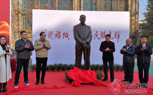 云南昆明侨光小学欢迎华侨陈嘉庚铜像"回家"
