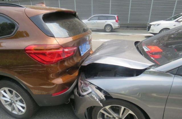 高速路行驶时,突遇前车紧急刹车,老司机教你如何处理