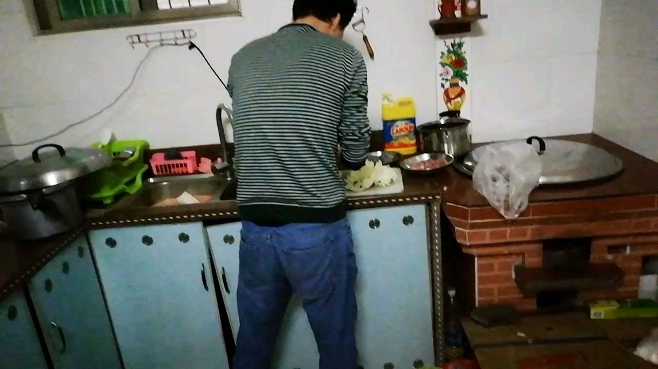 前一秒赞美日本女人勤劳的做家务,后一秒默默打扫卫生煮菜的男人