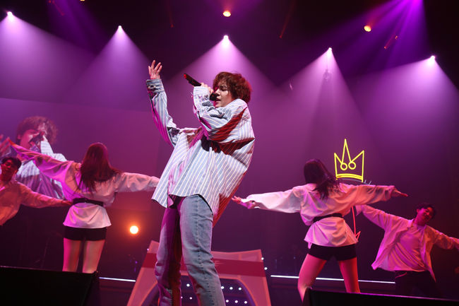 尼坤日本个人演唱会成功启航 迷住大阪粉丝的魅力!