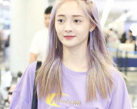 周洁琼染紫色头发穿一身紫好抢眼