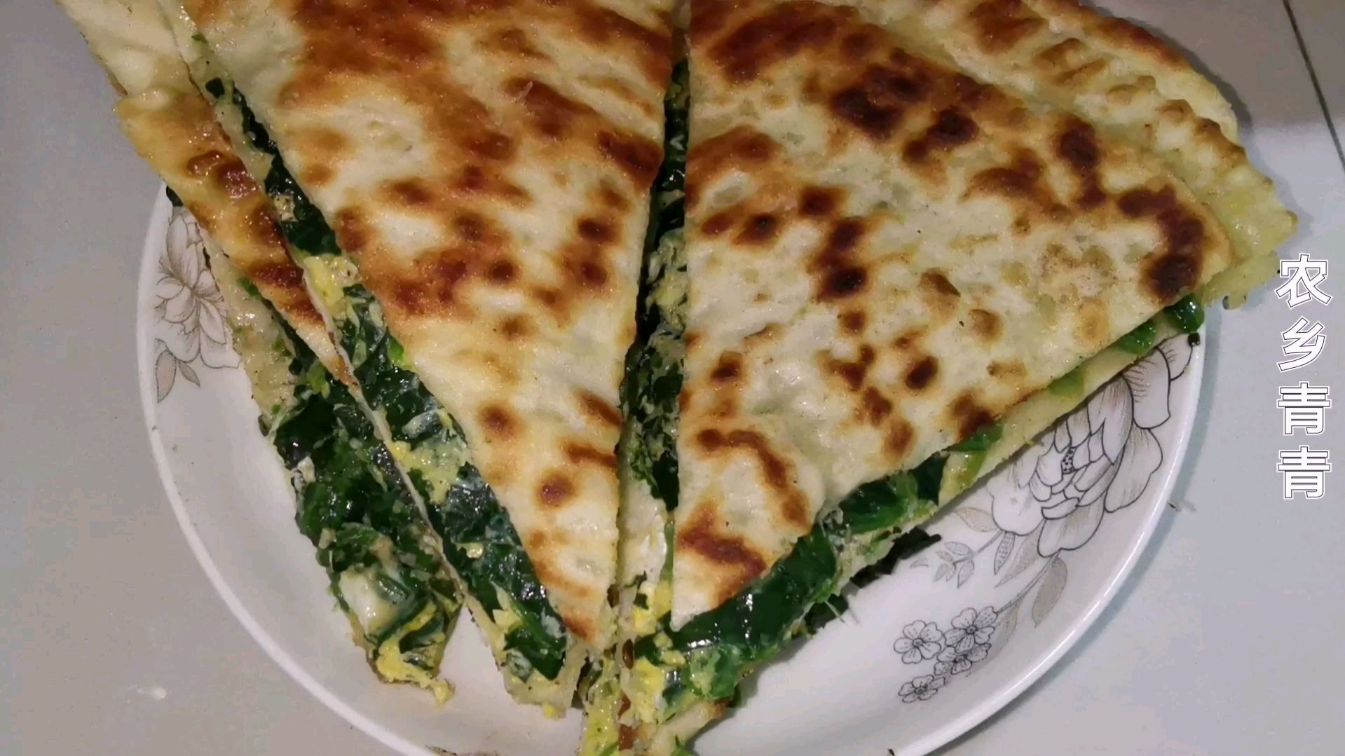 菠菜鸡蛋这样做,鸡蛋嫩菠菜软,表皮金黄有油有点酥,当菜又当饭