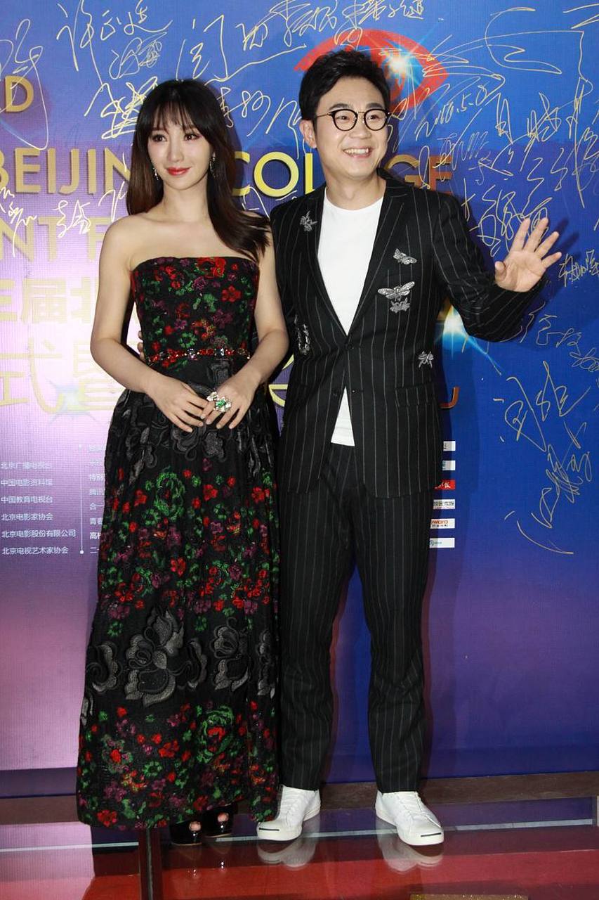 一次,柳岩给大鹏打电话:"咱俩明天去韩国旅游吧,我出钱.