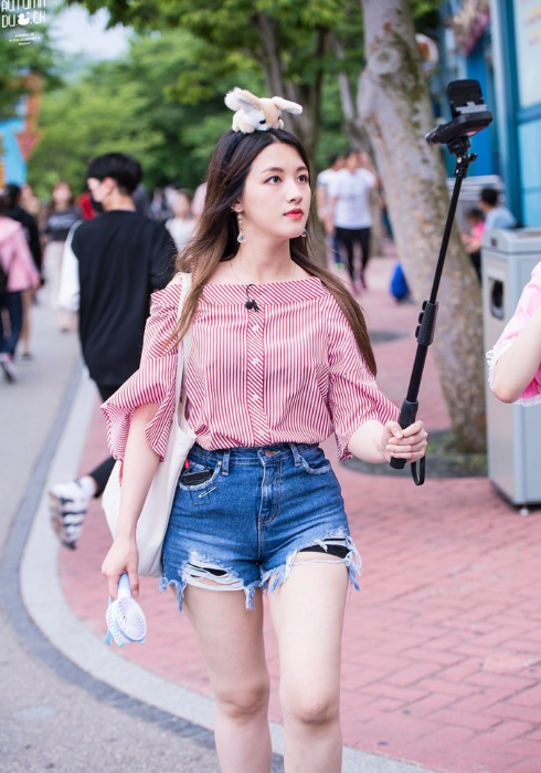 饭拍下的吴承姬,网友:这是"粉丝滤镜"都拯救不了的腿