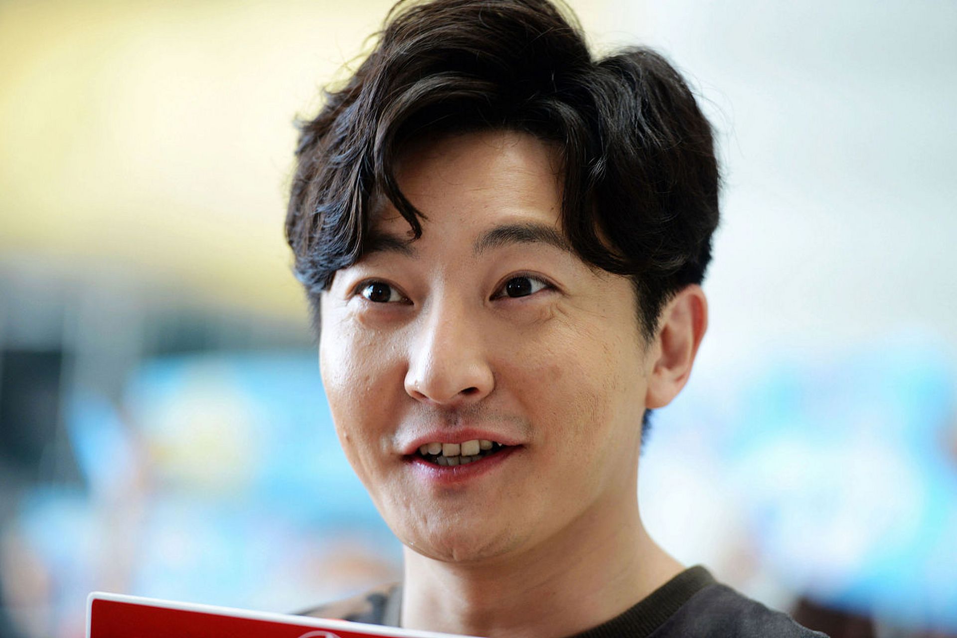 郭京飞第一次见到鲍莉,是在学校,觉得这姑娘走路的样子很酷,很有个性