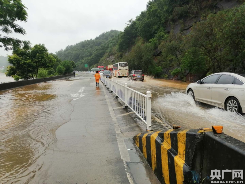 广东韶关遭遇强降雨 乐昌坪石镇国道107线交通中断