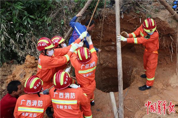 广西玉林消防救援支队营救挖掘水井被埋村民