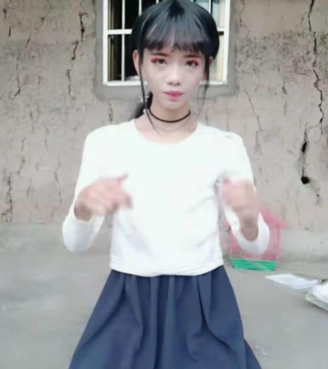 抖音女装大佬"鸭子坐"走红,坐下瞬间表情成亮点,网友:真疼!