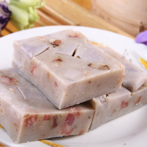 芋头糕做好后不能立刻切开,要等凉了一会再切,不然会粘刀.