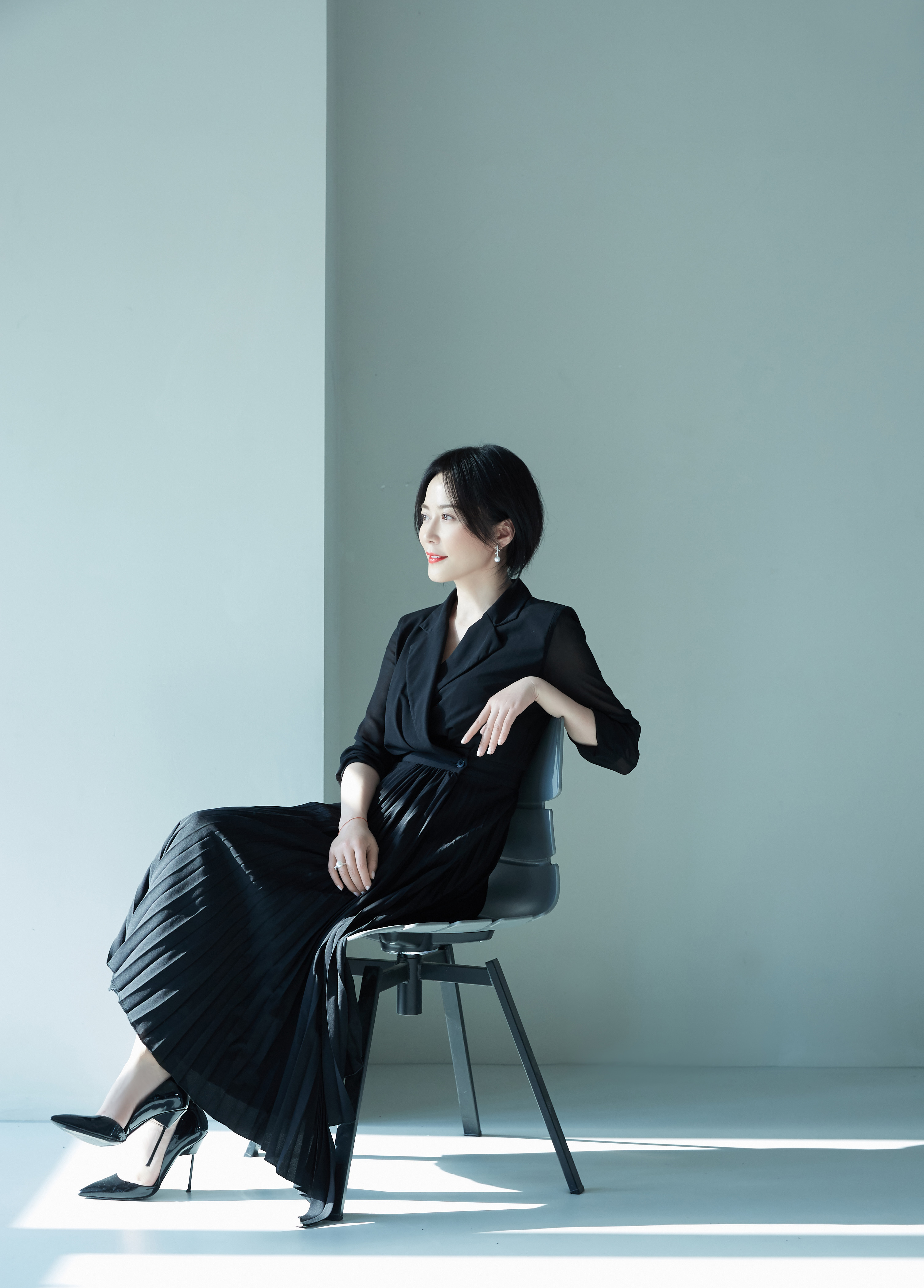 被48岁俞飞鸿的气质折服!难驾驭的碎花衬衫配半裙,就美成了这样