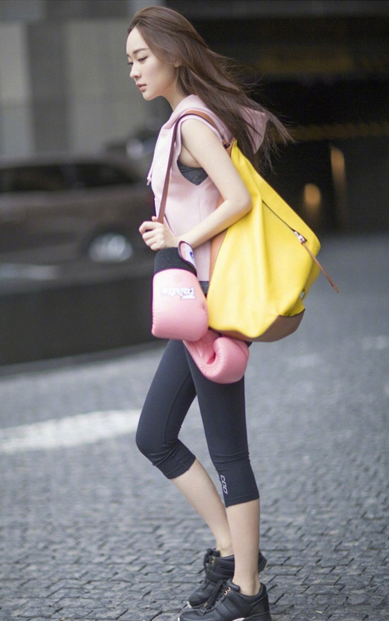 走起,看霍思燕这组健身穿搭真好看,粉色无袖卫衣搭配黑色紧身裤运动鞋