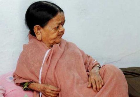 115岁老妇身高90厘米,"娶"2名男子为夫,却遗憾没有孩子!