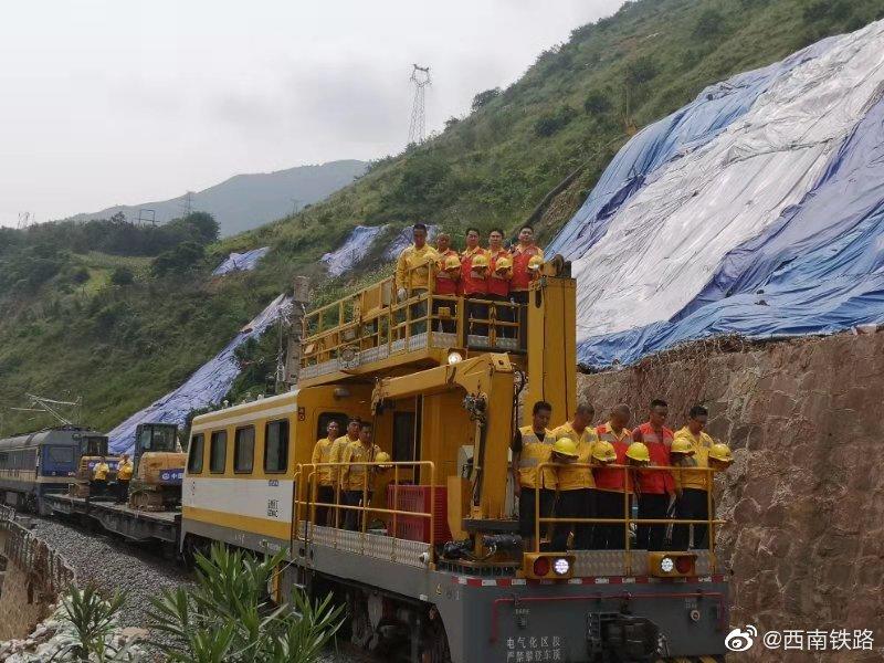 成昆鐵路山體崩塌第7天,搜救人員前往遺體發現地默哀致敬