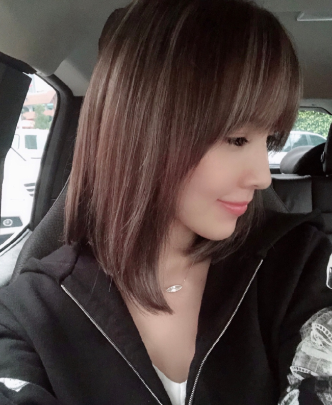 林志颖娇妻陈若仪染新发色晒自拍照,魅惑电眼水汪汪