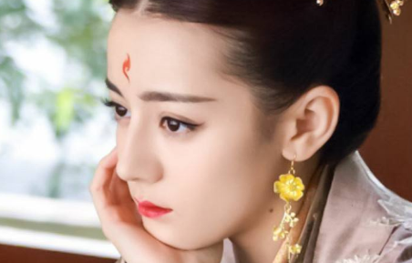 迪丽热巴饰演的倾城,这是《美人制造》中的一个角色,虽然在剧中的这个