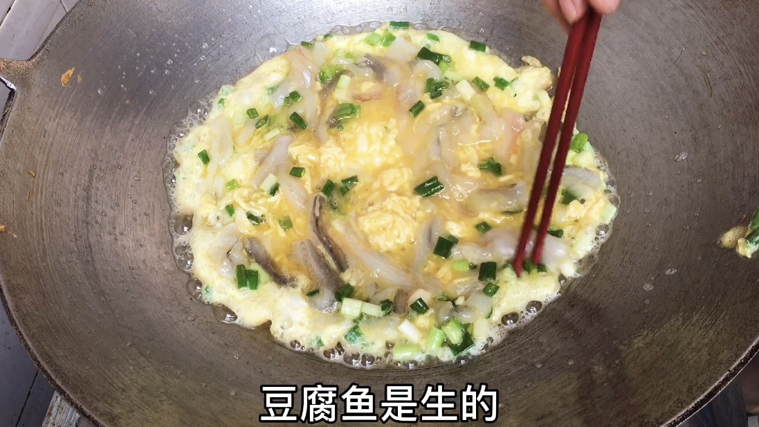 广东九肚鱼煎鸡蛋,还是潮汕做法好,蛋饼完整,鲜嫩可口又营养