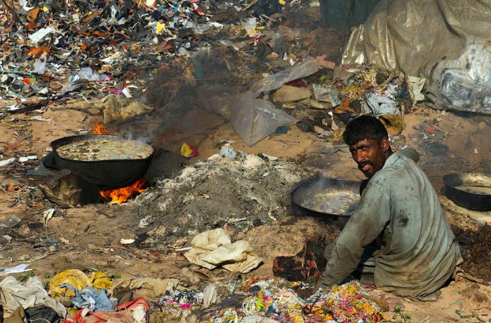 图为一个贫穷人家的小孩,他的眼神透露着饥饿和绝望.