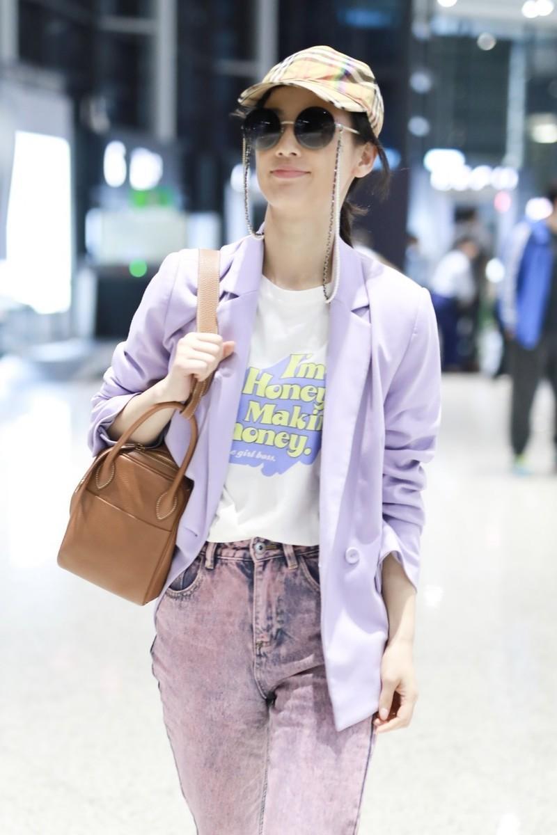 37岁黄圣依太有少女感!紫色西装搭配牛仔裤清新减龄,气质甜美