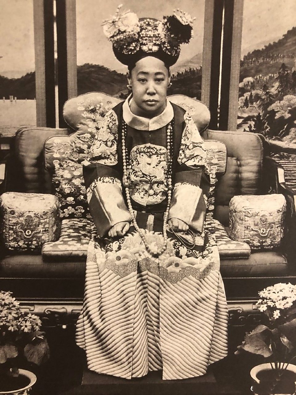 端康皇贵太妃个人照三张,4-9是与太监宫女留影.