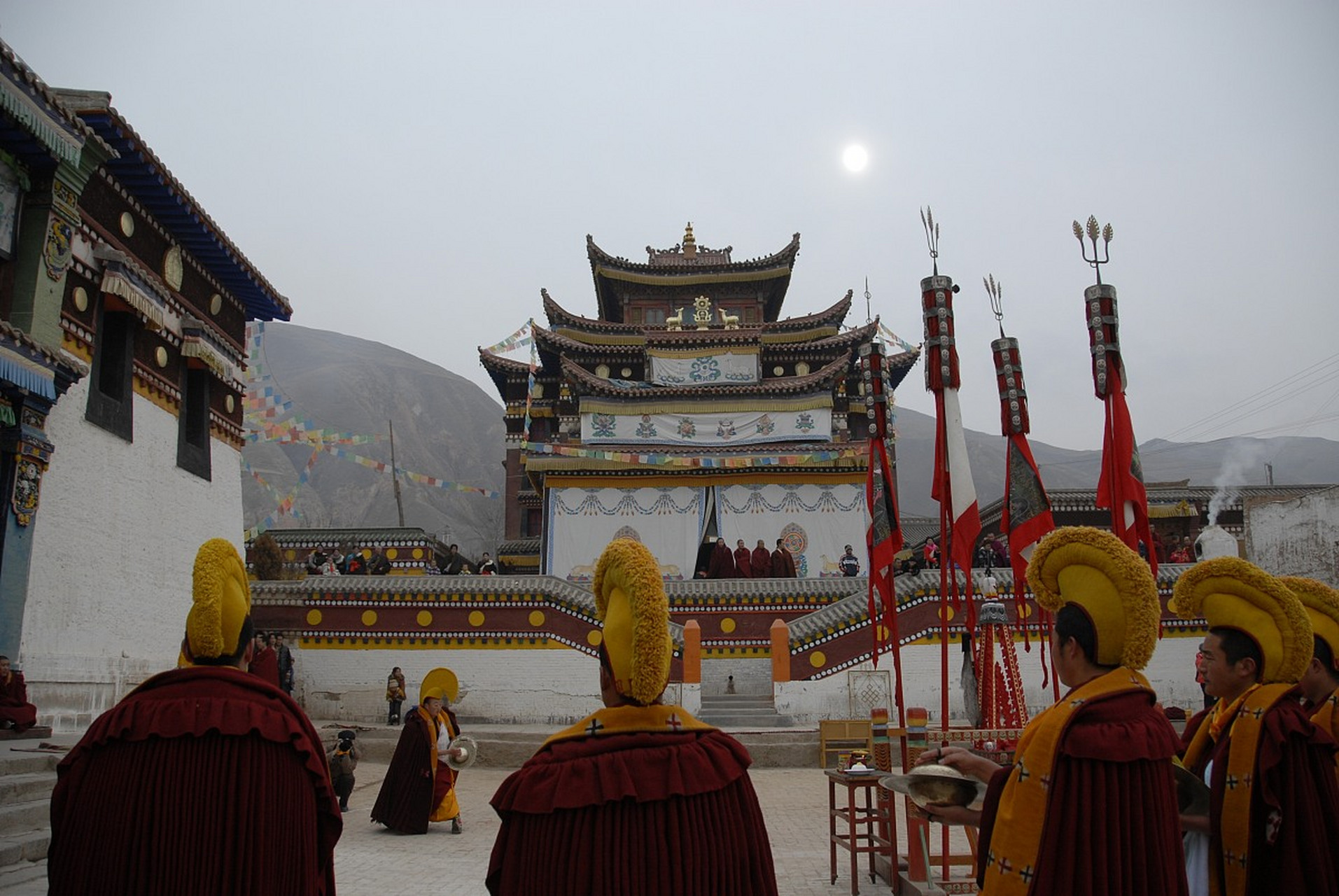 武定县位于四川凉山彝族自治州,拥有十大旅游景点,包括江莲古镇,佛宝