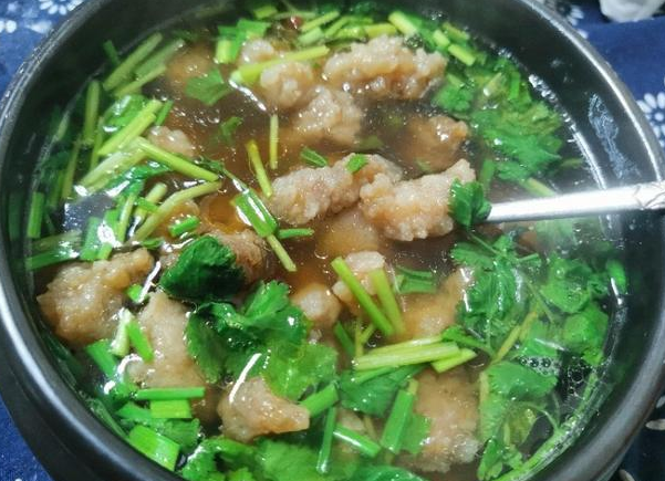 这酥肉才是最好吃的,香香脆脆美味非常,做成酸汤营养开胃